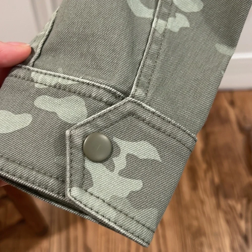 LIKE NEW ISAAC MIZRAHI LIVE! True Denim Printed Fringe Hem Jacket.  Size XS - Picture 10 of 14